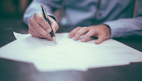 堅(jiān)持“以人為本，追求卓越”的理念